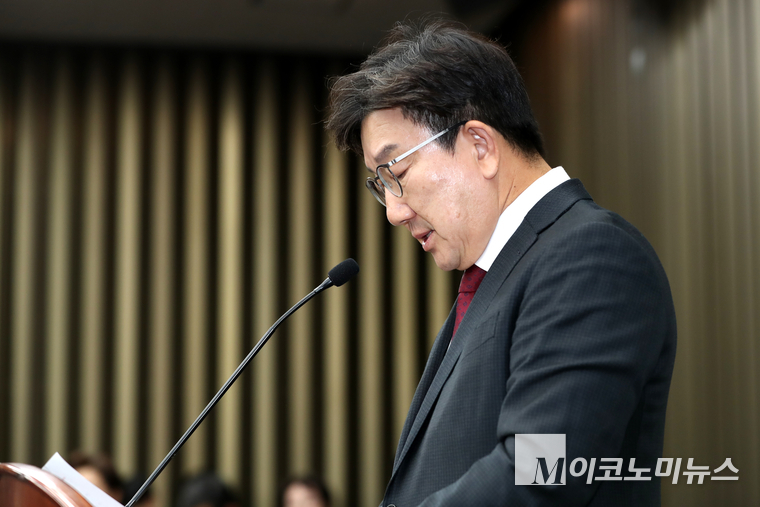 권성동 국민의힘 원내대표가 지난 16일 의원총회 도중 윤석열 대통령과의 관계를 설명하며 울먹이고 있다. 사진=최동환 기자