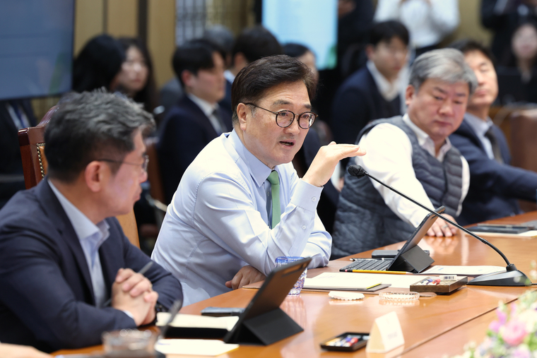 우원식 국회의장은 22일 국회접견실에서 국회사무처 등 5개 소속기관으로부터 2025년도 업무보고를 받았다. 사진=국회사무처