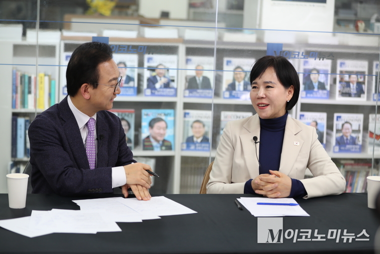 더불어민주당 전현희 최고위원이 20일 오후 6시 배종호 앵커가 진행하는 M파워피플에 출연했다. (좌)배종호 앵커 (좌)전현희 더불어민주당 최고위원) <br>
사진=최동환 기자 