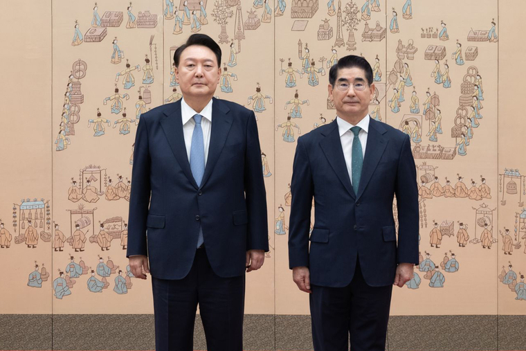 지난 9월 6일 윤석열 대통령은 용산 대통령실에서 김용현 국방부장관에게 임명장을 수여했다. 사진=대통령실