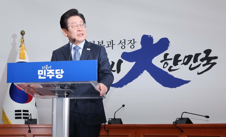 더불어민주당 이재명 대표가 23일 오전 서울 여의도 국회에서 열린 기자회견에서 취재진의 질문에 밝은 표정으로 답변하고 있다. 사진=연합뉴스