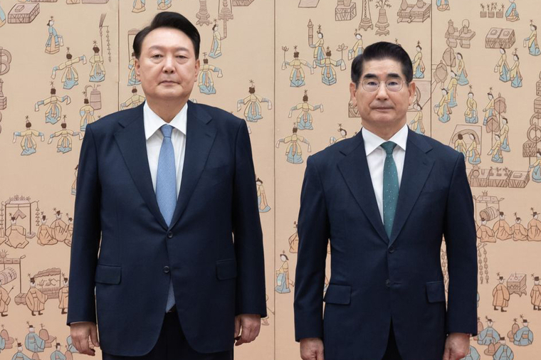 지난 9월 6일 윤석열 대통령은 용산 대통령실에서 김용현 국방부장관에게 임명장을 수여했다. 사진=대통령실
