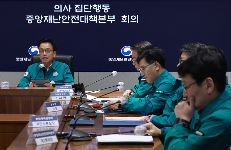 최상목 대통령 권한대행 부총리 겸 기획재정부 장관이 24일 정부서울청사 상황실에서 열린 의사 집단행동 중앙재난안전대책본부(중대본) 회의를 주재하고 있다. 사진=연합뉴스