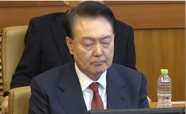 윤석열 대통령이 23일 오후 서울 종로구 헌법재판소에서 열린 탄핵심판 4차 변론기일에 출석해 조는 모습이 포착됐다. 사진=SBS 캡처