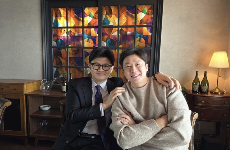한동훈 전 대표(왼쪽)와 진종오 국민의힘 의원이 포즈를 취하고 있다. 사진=진종오 페이스북