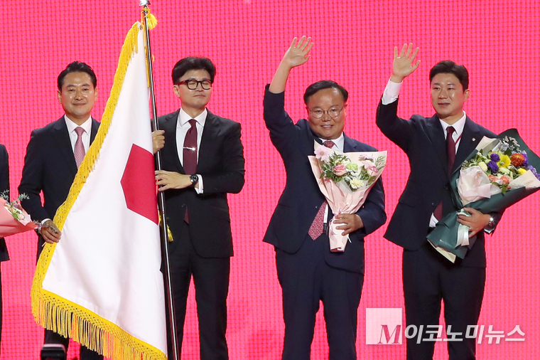 지난 7월 23일 경기도 고양시 킨텍스에서 열린 국민의힘 전당대회에서 한동훈 후보가 새 당대표에 당선됐다. 왼쪽부터 장동혁, 한동훈, 김재원, 진종오 의원. 사진=최동환 기자