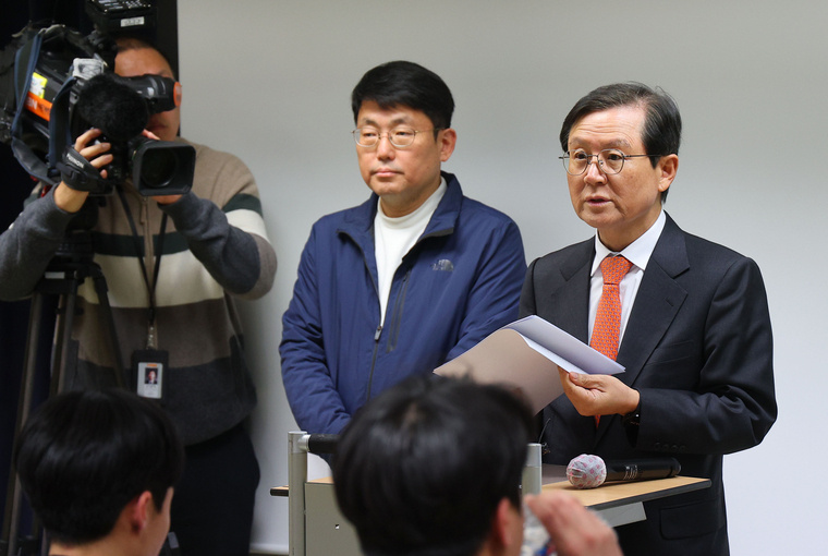 윤석열 대통령 법률대리인단 윤갑근 변호사가 25일 서울 강남구의 한 사무실에서 열린 기자회견에서 발언하고 있다. 사진=연합뉴스