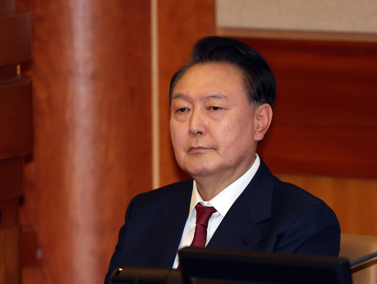 <strong>윤석열 대통령, 탄핵심판 4차 변론 출석</strong><br>
윤석열 대통령이 23일 서울 종로구 헌법재판소에서 열린 탄핵심판 4차 변론에 출석해 있다. 2025.1.23 [사진공동취재단(연합뉴스)