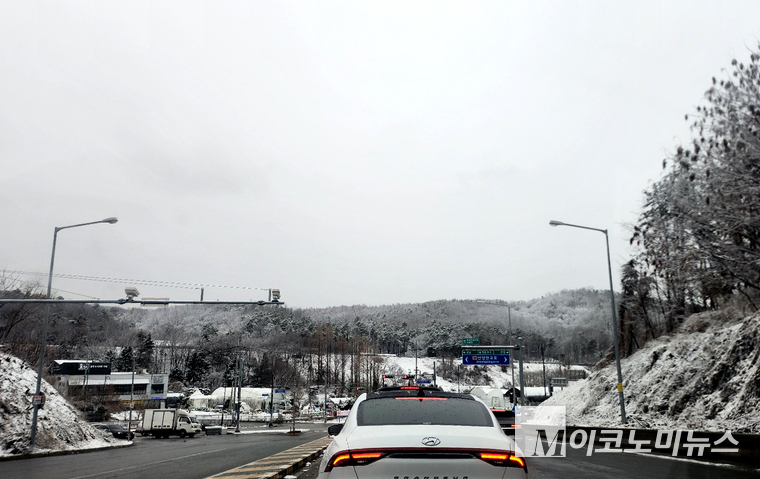 27일 용인 서울 간 고속도로. 사진=최동환 기자