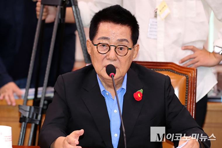 박지원 더불어민주당 의원이 법사위 전체회의에서 발언하고 있다. 사진=최동환 기자