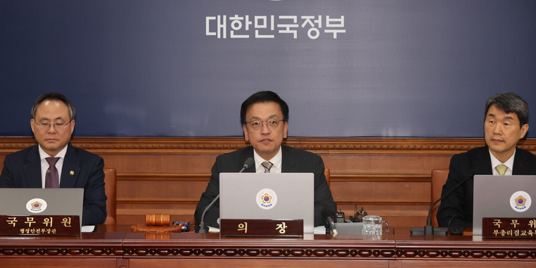 최상목 대통령 권한대행 부총리 겸 기획재정부 장관이 31일 정부서울청사에서 국무회의를 하고 있다. 사진=연합뉴스