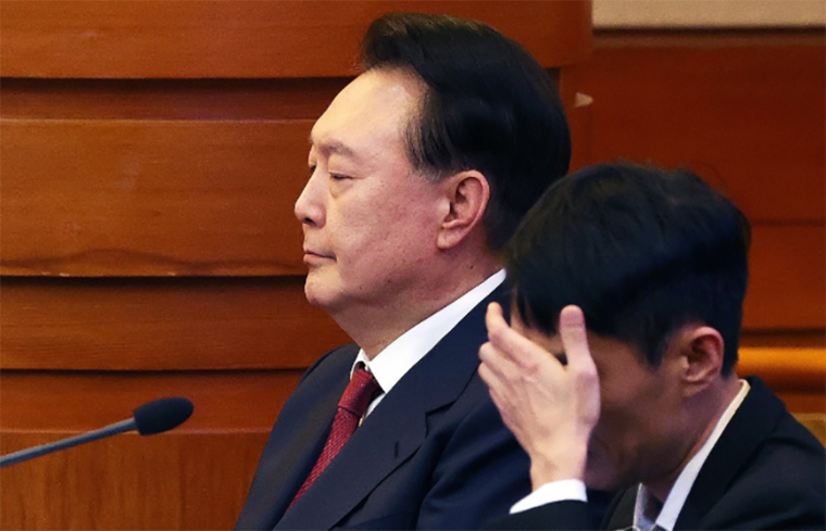 윤석열 대통령이 지난 23일 서울 종로구 헌법재판소에서 열린 탄핵심판 4차 변론에 출석해 있다. 사진=연합뉴스/공동취재단