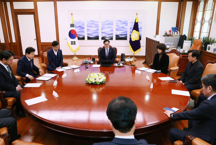 우원식 국회의장이 3일 의장집무실에서 미국 특별방문단과 유럽(영국·EU·IPU) 특별방문단을 만나 친서 전달에 앞서 환담하고 있다. 사진=국회 사무처