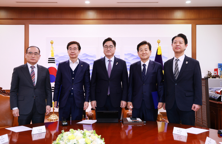 미국 특별방문단과 우원식 의장이 기념 촬영하고 있다. 왼쪽부터 위성락·조경태 의원·우원식 의장·정동영·김영호 의원. 사진=국회 사무처
