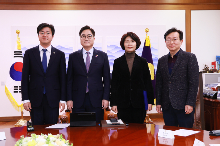 유럽(영국·EU·IPU) 특별방문단과 우원식 의장이 기념 촬영하고 있다. 왼쪽부터 박상혁 의원·우원식 의장·한정애·권칠승 의원. 사진=국회 사무처