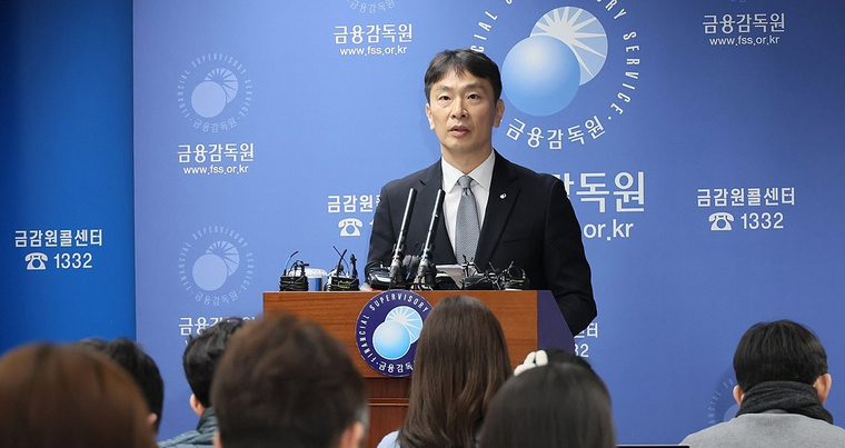 이복현 금감원장이 4일 서울 여의도 금융감독원에서 열린 2024년 금융지주·은행 등 주요 검사결과 관련 브리핑에서 모두 발언하고 있다. 사진=연합뉴스