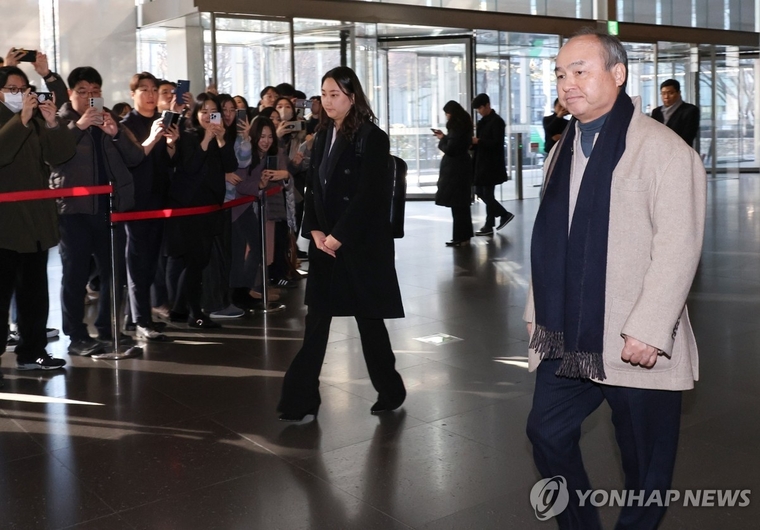 삼성전자 서초사옥에 방문한 손정의 소프트뱅크그룹 회장. 사진=연합뉴스 