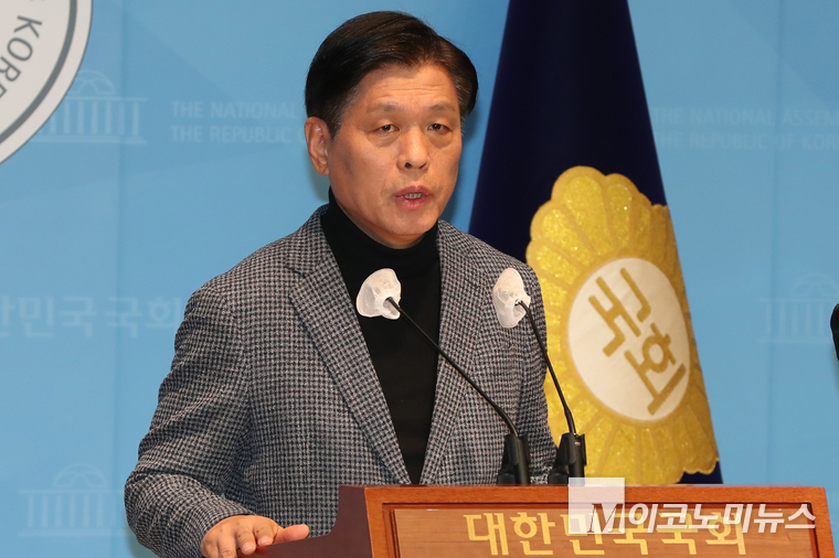 조승래 더불어민주당 수석대변인이 지난 4일 국회 소통관에서 브리핑하고 있다. 사진=최동환 기자