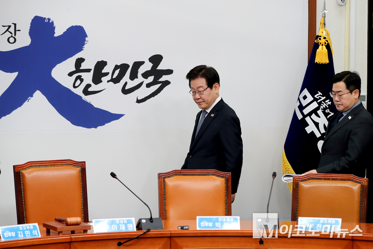 이재명 더불어민주당 대표가 5일 국회 본청에서 열린 최고위원회의에 참석하고 있다. 사진=최동환 기자