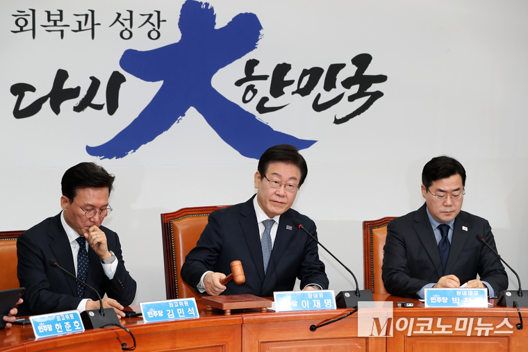 이재명 더불어민주당 대표가 5일 국회 본청에서 열린 최고위원회의에 개회 속개를 선언하고 있다. 사진=최동환 기자