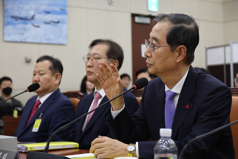 한덕수 국무총리가 22일 국회에서 열린 '윤석열 정부의 비상계엄 선포를 통한 내란 혐의 진상규명 국정조사 특별위원회' 1차 청문회에서 의원 질의에 답하고 있다. 사진=연합뉴스