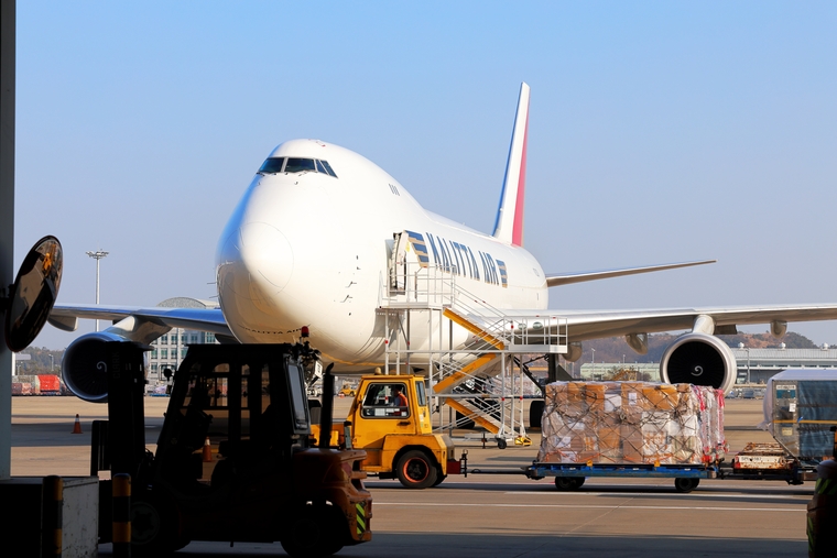 인천공항 화물터미널에서 Sea&Air 화물의 화물기 탑재 작업이 이루어지고 있는 모습. 사진=인천공항 