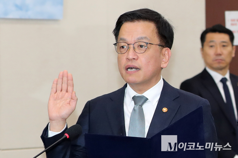 최상목 권한대행이 6일 국조특위에서 선서하고 있다. 사진=최동환 기자