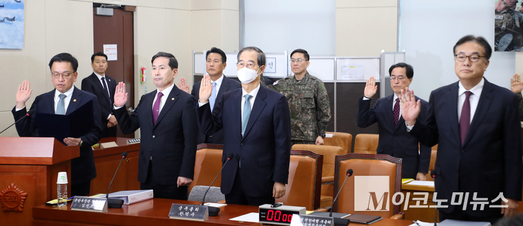 최상목 대통령 권한대행 부총리 겸 기획재정부 장관, 김선호 국방부장관 권한대행, 한덕수 국무총리, 정진석 대통령비서실장 등이 6일 국조특위에서 선서하고 있다. 사진=최동환 기자