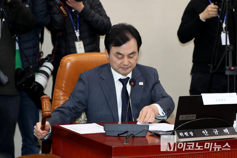 더불어민주당 소속 안규백 국조특위 위원장이 동형명령장 발부 안건 통과를 선언하고 있다. 사진=최동환 기자