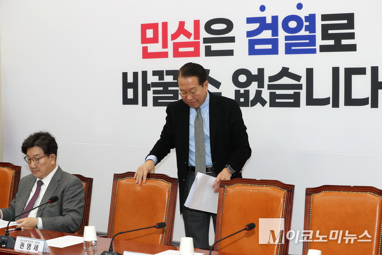 권영세 국민의힘 비상대책위원장이 6일 국회 본청에서 열린 비대위에 참석하고 있다. 사진=최동환 기자
