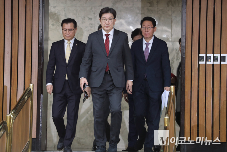 권성동 국민의힘 원내대표가 7일 국회 본청에서 열린 원내대책회의에서 참석하고 있다. 사진=최동환 기자