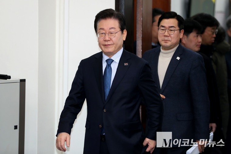 이재명 더불어민주당 대표가 7일 국회 본청에서 열린 최고위원회의에 참석하고 있다. 사진=최동환 기자
