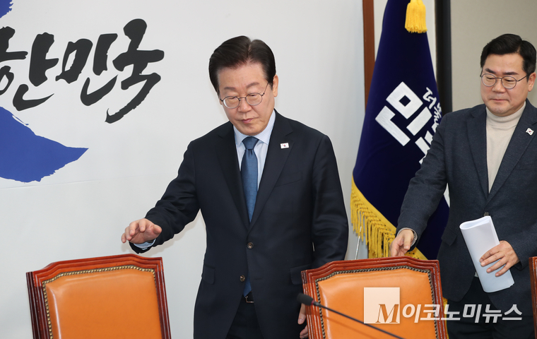 이재명 더불어민주당 대표가 7일 국회 본청에서 열린 최고위원회의에 참석하고 있다. 사진=최동환 기자