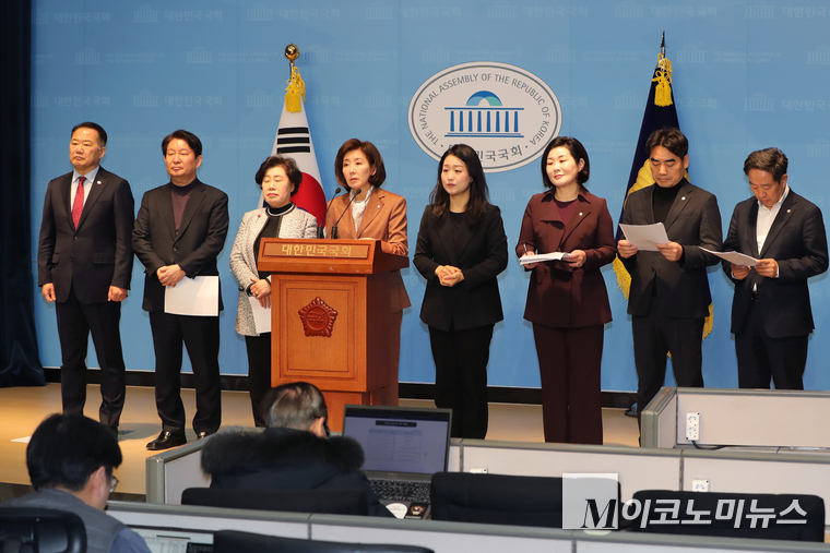 국민의힘 ‘돌아온 초심 의원들이 10일 국회 소통관에서기자회견하고 있다. 사진=최동환 기자