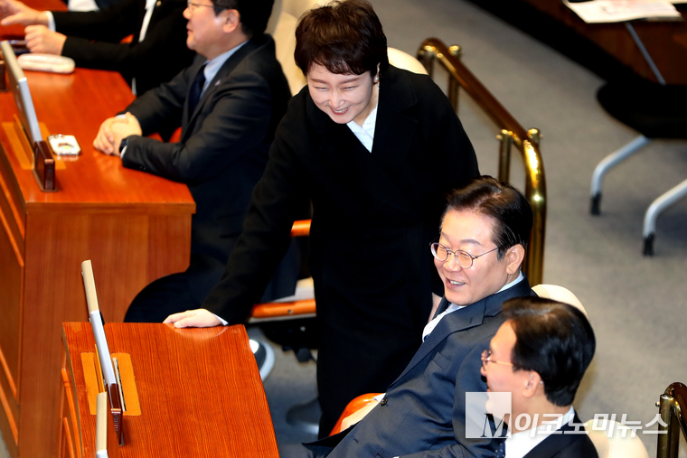 이재명 더불어민주당 대표가 11일 권성동 국민의힘 원내대표의 교섭단체 대표 연설이 있는 국회 본회의에 참석해 자당 의원들과 이야기 나누고 있다. 사진=최동환 기자