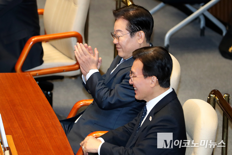 이재명 더불어민주당 대표가 11일 권성동 국민의힘 원내대표의 교섭단체 대표 연설이 있는 국회 본회의에 참석해 박수치고 있다. 사진=최동환 기자