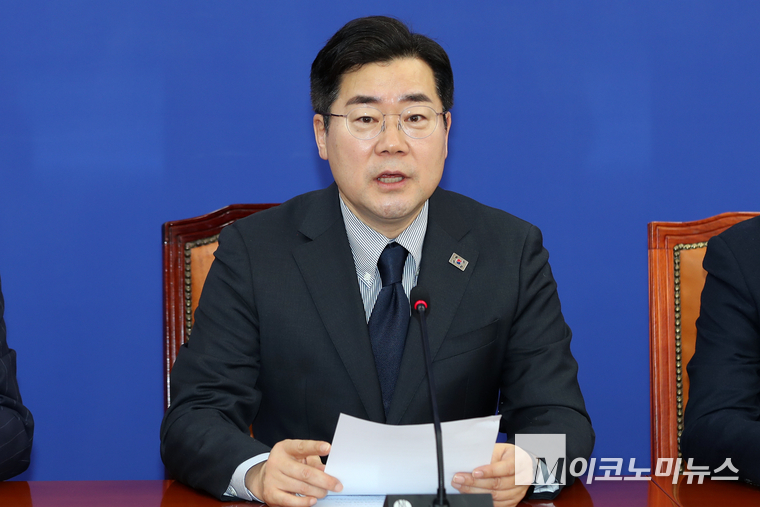 박찬대 더불어민주당 원내대표가 11일 원내대책회의에서 이달 안으로 명태균 특검법을 처리하겠다고 밝혔다. 사진=최동환 기자