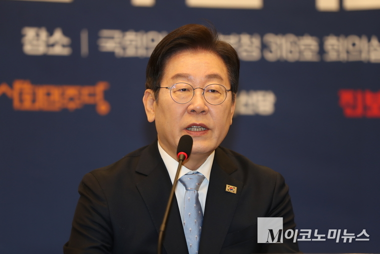 이재명 더불어민주당 대표가 19일 오전 국회 본청에서 열린 ‘내란종식 민주헌정수호 새로운 대한민국 원탁회의(원탁회의)’ 출범식에서 발언하고 있다. 사진=최동환 기자<br>
