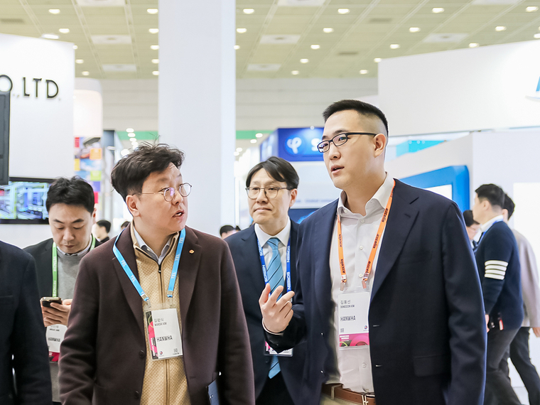 김동선(오른쪽) 한화세미텍 미래비전총괄 부사장이 지난 19일 서울 코엑스에서 열린 ‘세미콘 코리아 2025’ 부스 곳곳을 돌며 기술 현황을 점검하고 있다. 사진=한화세미텍