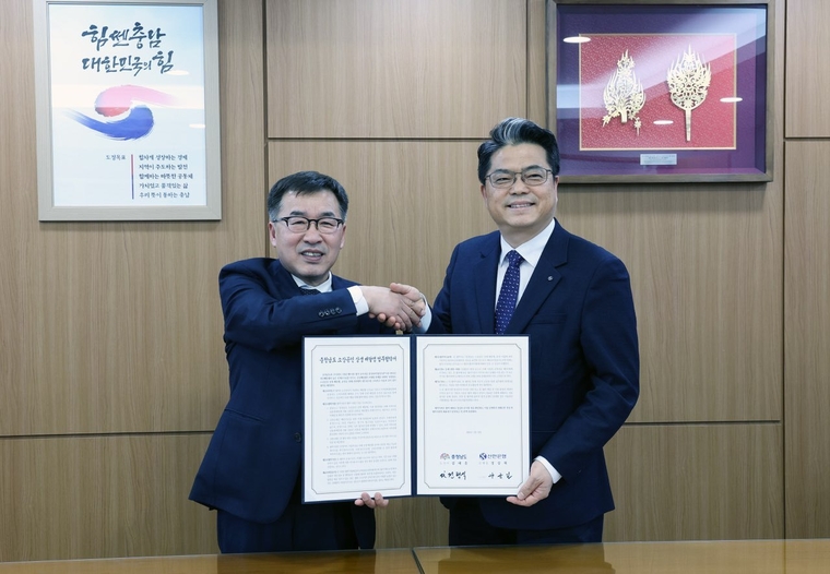 지난 19일 충청남도 홍성군 충청남도청에서 충청남도와 공공배달앱 서비스 운영을 위한 업무협약을 체결하고 신한은행 영업추진3그룹 양군길 부행장(오른쪽)과 충청남도 전형식 정무부지사가 기념 촬영하고 있다. 사진=신한은행