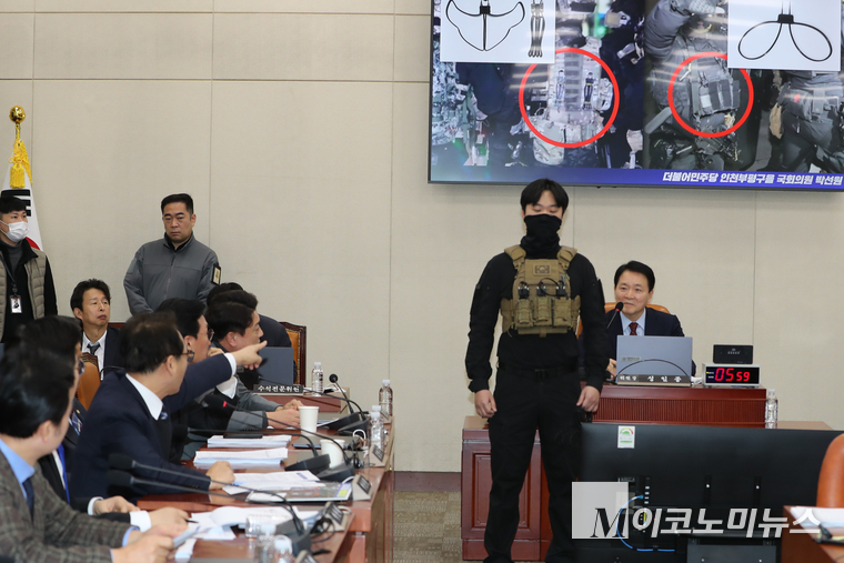 국방위원회 제3차 전체회의에서 박선원 더불어민주당 의원이 케이블타이 수갑을 준비했다. 사진=최동환 기자