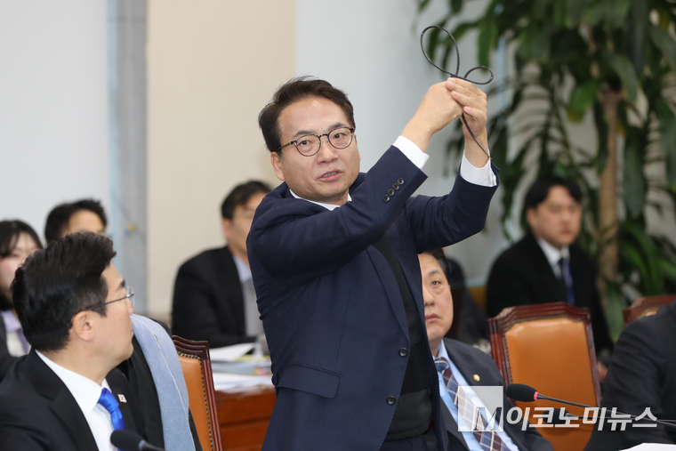 20일 오전 서울 여의도 국회에서 열린 국방위원회 전체회의에서 박선원 더불어민주당 의원실 비서관이 박 의원 질의를 위해 준비한 케이블타이 수갑을 들고 있다. 사진=최동환 기자
