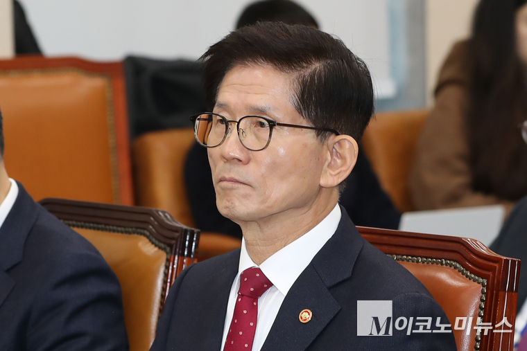 20일 국회에서 열린 환경노동위원회 전체회의에 김문수 고용노동부 장관이 출석했다. 사진=최동환 기자