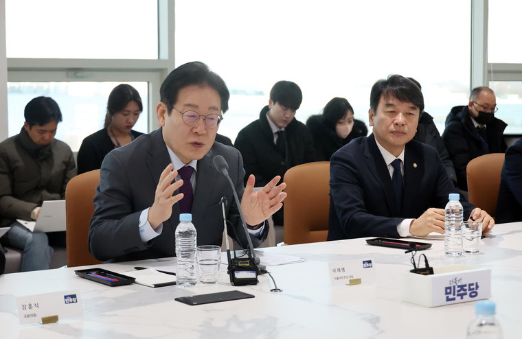 더불어민주당 이재명 대표가 20일 오전 충남 아산시 현대자동차 아산공장을 방문해 이동석 사장을 비롯한 현대자동차 관계자들의 의견을 청취하고 있다. 사진=연합뉴스