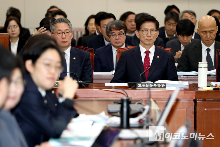 김문수 고용노동부 장관이 20일 국회에서 열린 환경노동위원회 전체회의에 출석했다. 사진=최동환 기자