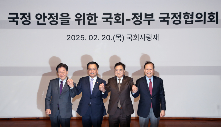 최상목 대통령 권한대행 부총리 겸 기획재정부 장관과 우원식 국회의장, 국민의힘 권영세 비상대책위원장, 더불어민주당 이재명 대표가 20일 오후 서울 여의도 국회 사랑재에서 열린 에 참석해 기념촬영을 하고 있다. 사진=연합뉴스/국회사진단