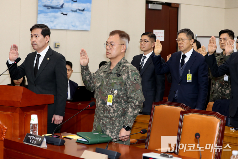 21일 오전 국회에서 열린 윤석열 정부의 비상계엄 선포를 통한 내란혐의 진상규명 국정조사 제4차 청문회에서 김선호 국방부 장관 직무대행이 증인 선서를 하고 있다. 사진=최동환 기자