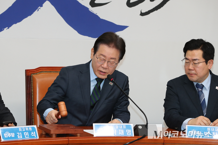 이재명 더불어민주당 대표가 21일 최고위원회의 속개 선언하고 있다. 사진=최동환 기자
