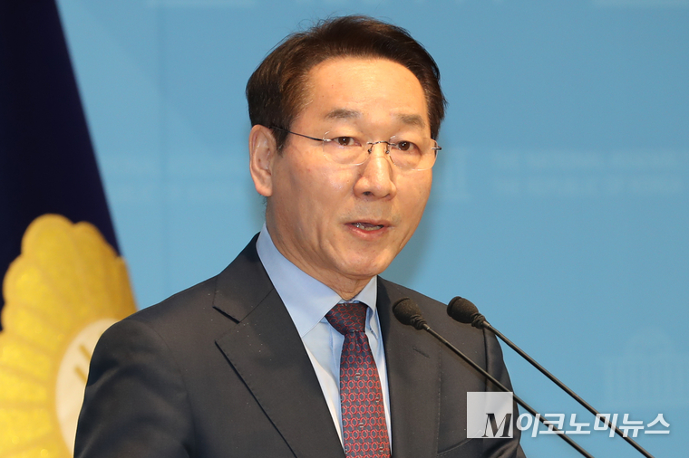 유정복 인천시장이 21일 국회 소통관에서 기자회견하고 있다. 사진=최동환 기자