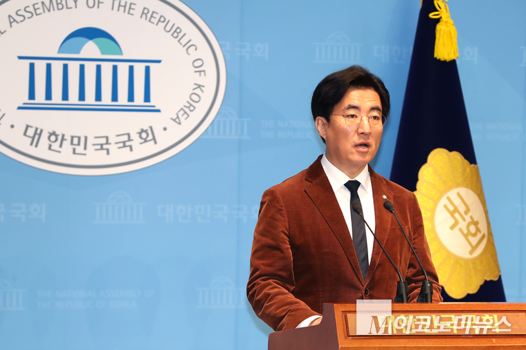 김성회 더불어민주당 대변인이 21일 국회 소통관에서 브리핑하고 있다. 사진=최동환 기자